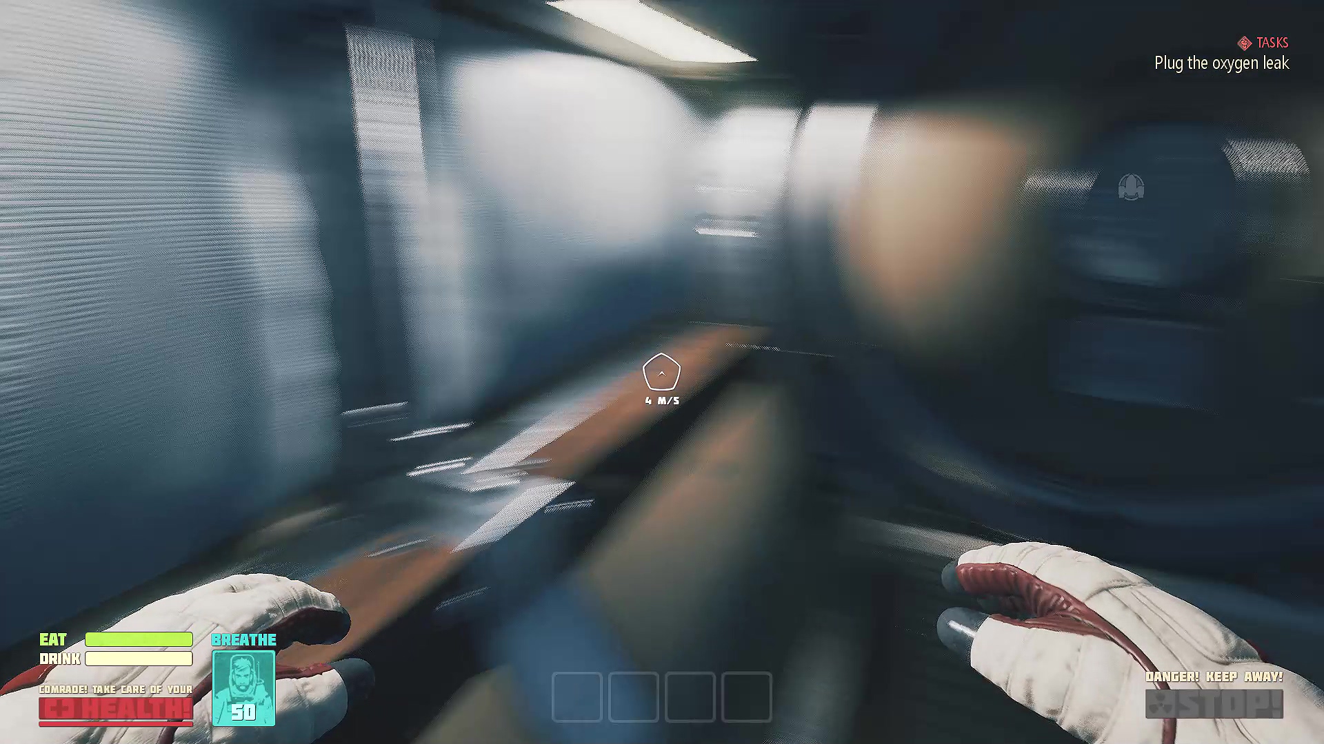 Игровой процесс из первого лица: руки игрока в белых перчатках держат, что-то (возможно, инструмент или оружие). Перед ним - длинный коридор/туннель. Внизу интерфейса видны полоски здоровья и инвентаря.