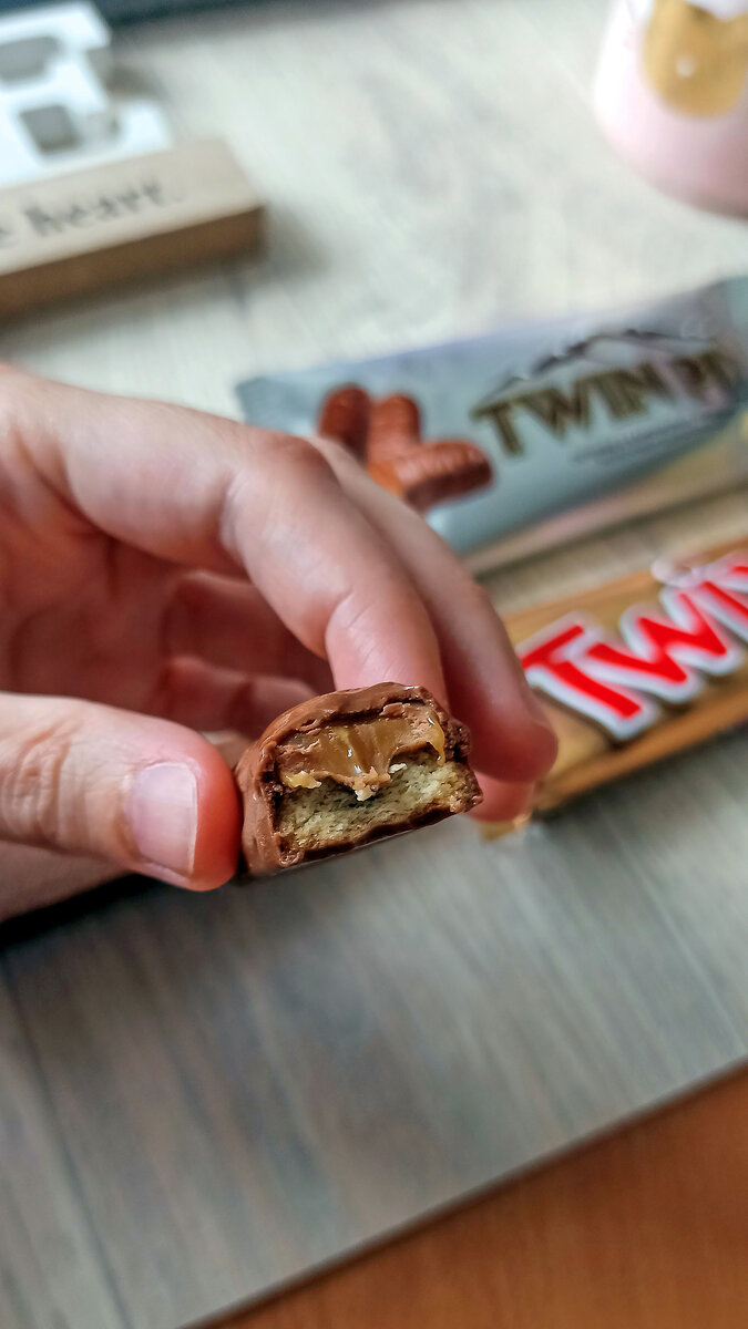 Это печенье не то, чем кажется! Сравнение "Twix" с дешёвой копией "Twin Pix" за 11,5 руб. из магазина низких цен.