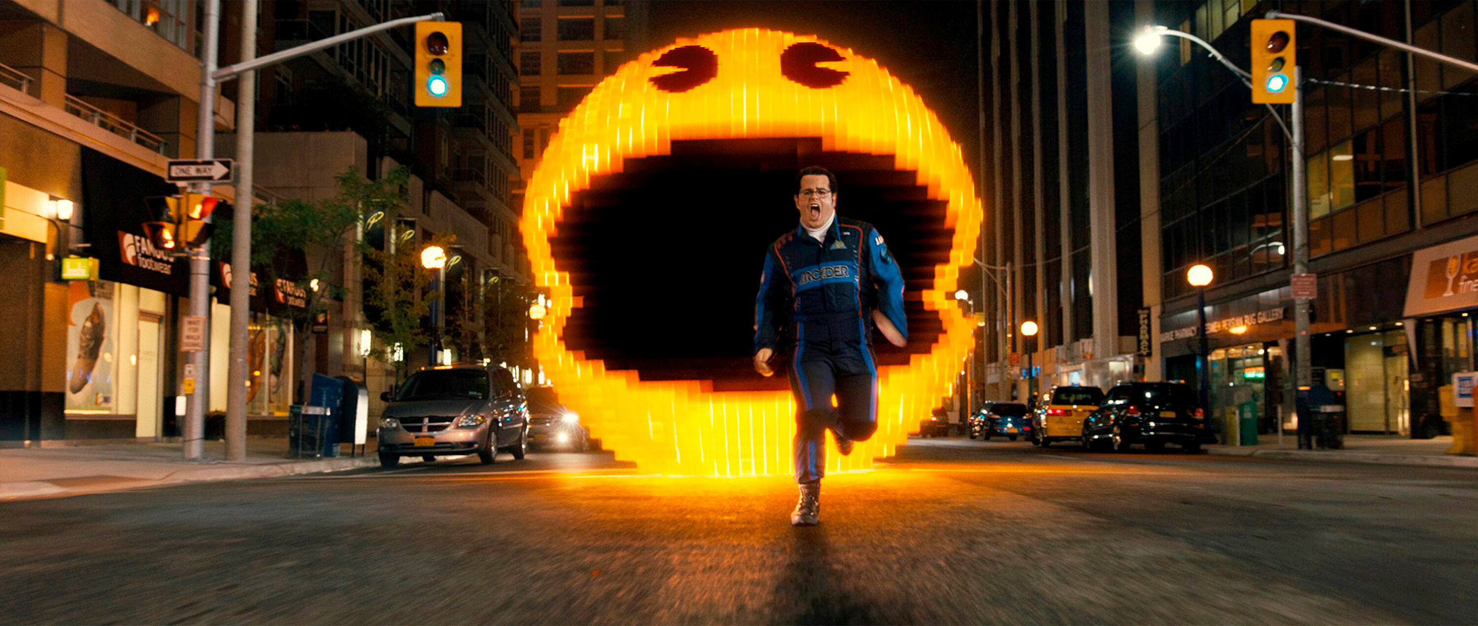 Человек в игровом комбинезоне бежит от огромного Pac-Man